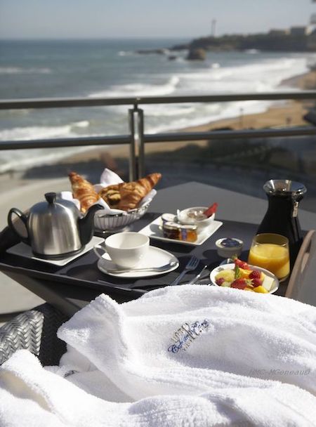 Petit déjeuner sur la terrasse de votre chambre avec vue mer. C'est au Café de Paris à Biarritz.