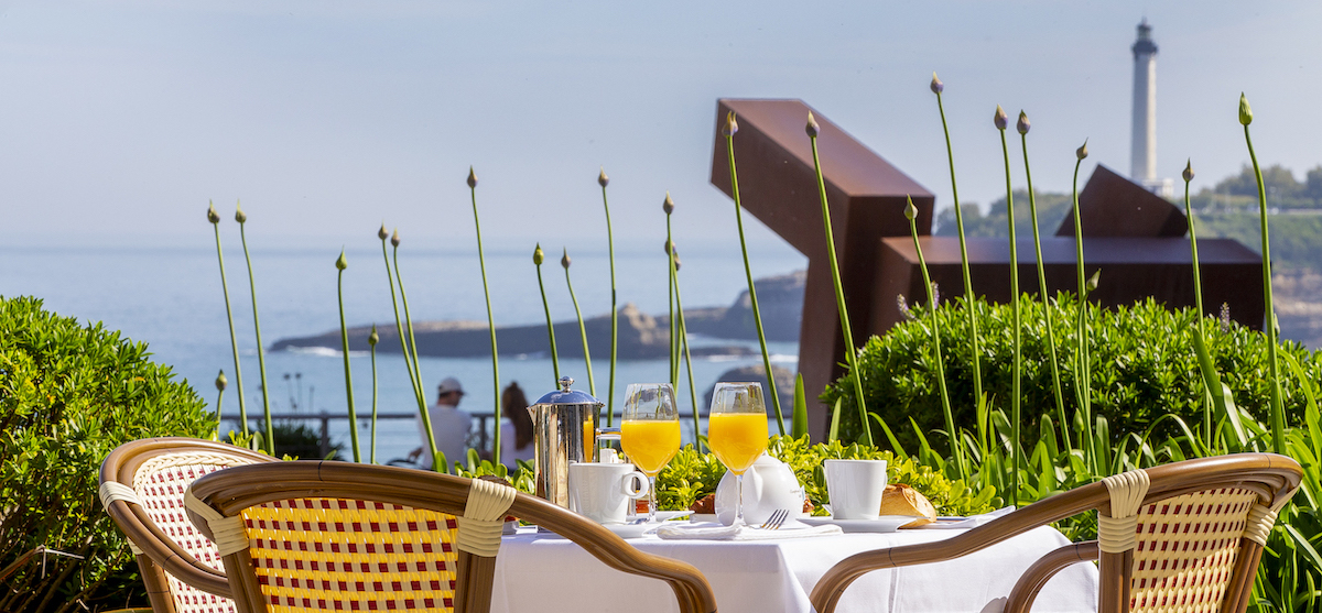 Le café de Paris, hôtel avec une vue mer (océan) à Biarritz. Petit déjeuner en terrasse avec Vue sur le Phare